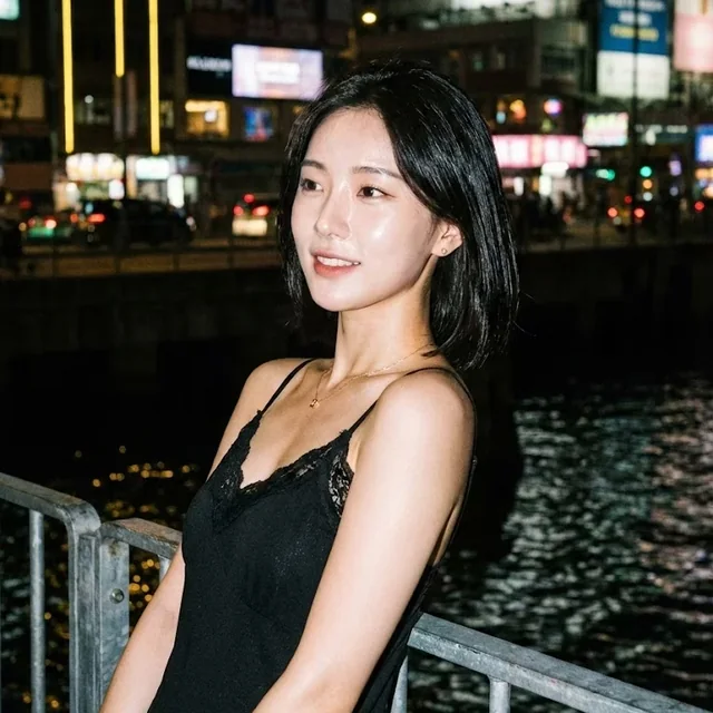 女性夜間肖像-Nano Banana Pro 提示词 prompt