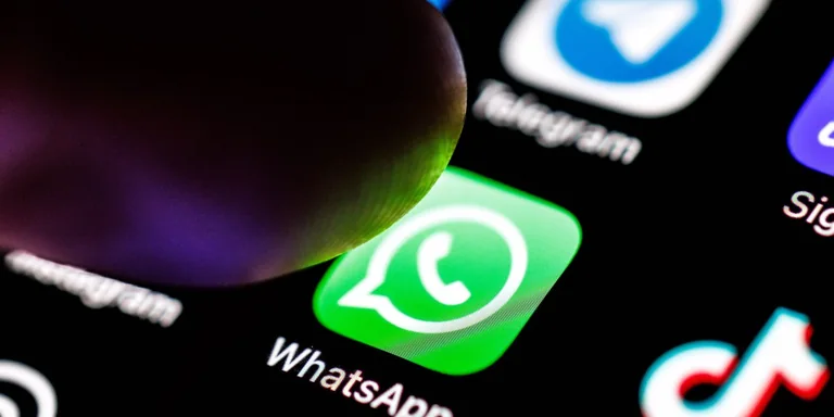 WhatsApp 现可根据对话内容生成 AI 回复草稿